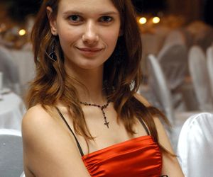 Karolina Malinowska żyła z matką i bratem w skrajnym ubóstwie. Zrządzeniem losu trafiła do modelingu