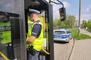 Mieszkańcy Torunia zdjęli maseczki i ruszyli na miasto. Policja sprawdza, czy nie łamią obostrzeń