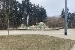 Instalacja artystyczna na dawnym wybiegu niedźwiedzi