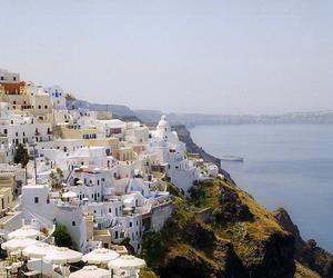 Białe domy w pobliżu Santorini