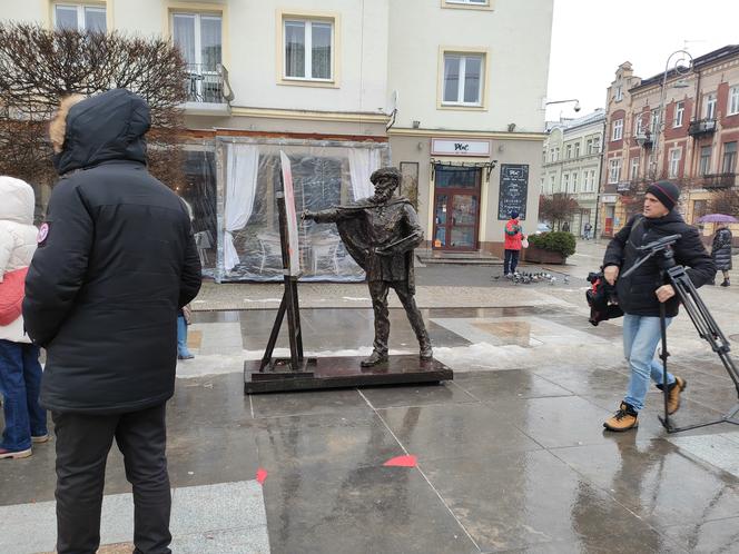 Walentynkowa rzeźba na Placu Artystów w Kielcach