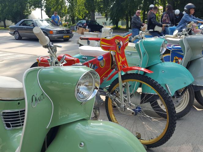Osy kręciły kółka na stadionie żużlowym w Lesznie. Ogólnopolski zlot skuterów Osa Osieczna-Leszno 