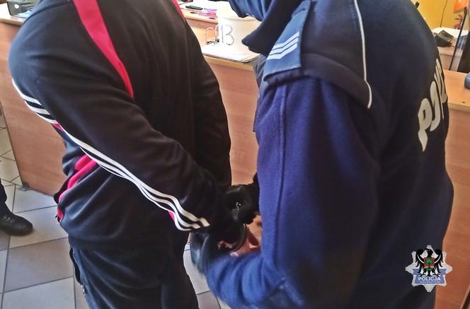 Zaatakowali policjantów, bo zwrócili im uwagę, że nie mają maseczek