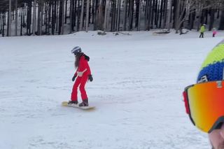 Sylwia Grzeszczak szaleje na stoku narciarskim. Towarzyszy jej ukochany