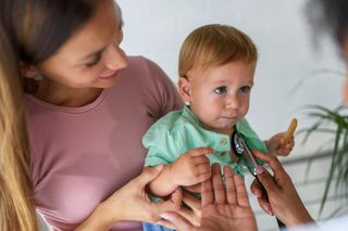 Wysokie kary za unikanie szczepień. Jak ma się do tego brak możliwości zapisania dziecka do publicznej placówki?
