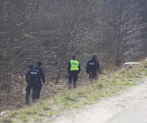 Zabójstwo małżeństwa w Ostródzie. Policyjne poszukiwanie przy poligonie