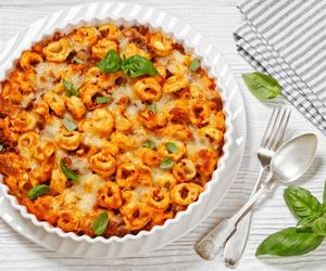 Przepis, który uratuje każdy obiad. Zapiekanka po grecku z tortellini i fetą