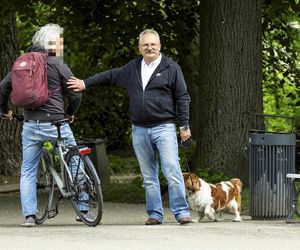 Marek Jakubiak. Pies pomaga mu w kampanii