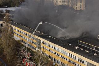 Paliła się hala produkcyjna, kłęby czarnego dymu nad miastem