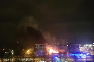 Gigantyczny pożar Lidla w Warszawie. Część dachu ZAWALIŁA SIĘ! [MOCNE ZDJĘCIA, WIDEO]
