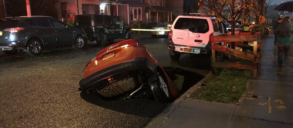 Ziemia pochłonęła samochód