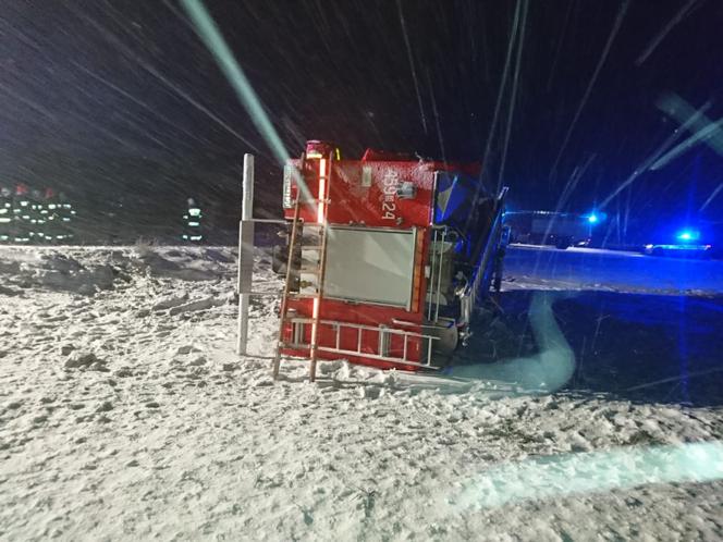 Strażacy OSP Jaświły jechali na akcję. Wóz wypadł z drogi. Strażak złamał rękę