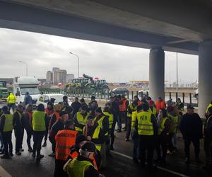 ​Na S5 koło Leszna zaczęła się druga doba rolniczego protestu