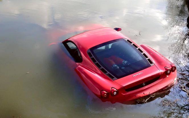 Rozbite Ferrari F430