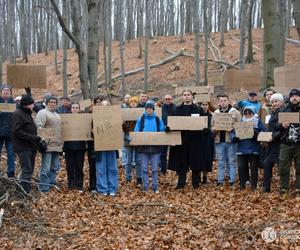 Protest mieszkańców przeciwko wycince drzew na Bukowej Górze