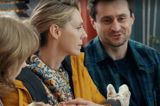 Barwy szczęścia, odcinek 3041: Malwina (Joanna Gleń), Herman (Maciej Raniszewski), Emilka (Jessica Frankiewicz)