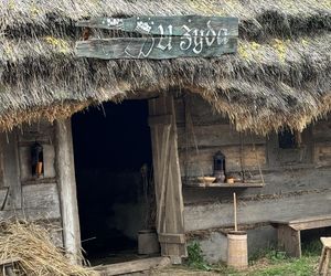 A oto kilka zdjęć scenografii i kostiumów.