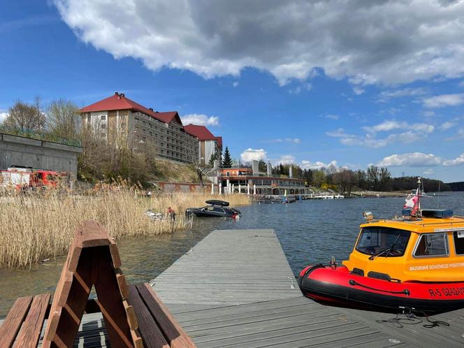 Mikołajki. Wodując skuter utopił Mercedesa