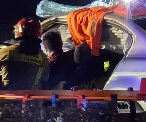 Potworny wypadek w Warszawie. BMW roztrzaskane o drzewo, kierowca zakleszczony