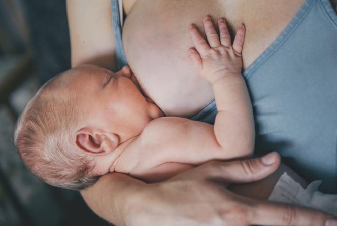 Jak noworodek powinien chwytać pierś - prawidłowa technika ssania piersi