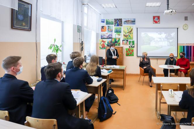 Wizyta Pierwszych Dam Polski i Litwy w polskim gimnazjum w Wilnie