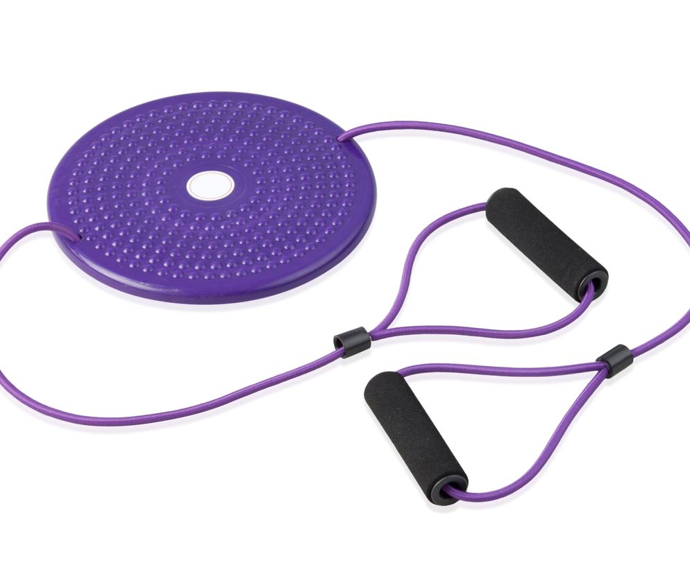 Twistery z linkami są bardziej wszechstronne, ponieważ oprócz wzmacniania brzucha, pomagają też modelować ramiona.