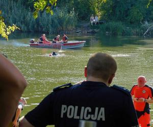 Utonął podczas próby przepłynięcia Jeziorka Czerniakowskiego. Po tragicznej śmierci służby szukają kolejnej osoby