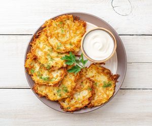 Nie smażone, a pieczone. Placki ziemniaczane z tym składnikiem smakują rewelacyjnie 