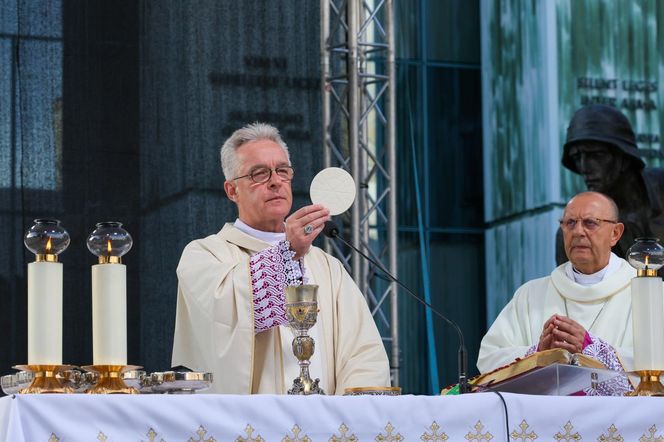 81. rocznica Powstania Warszawskiego. Uroczysta msza święta na pl. Krasińskich