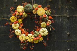 Jak zrobić prosty, ale efektowny jesienny wianek? Inspiracje na piękne kompozycje DIY 