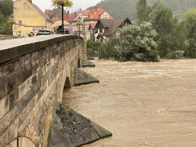 Bardo zatopione. Ulice toną, nie ma prądu, są problemy z siecią