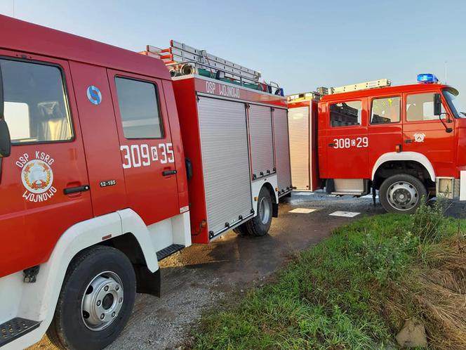 Poranny wypadek pod Bydgoszczą! Auto wpadło w poślizg i spadło ze skarpy!
