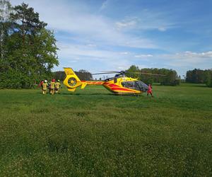 Rannego motocyklistę przetransportowano do szpitala helikopterem Lotniczego Pogotowia Ratunkowego