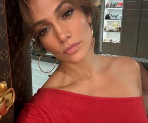 Oto sekret 56-letniej Jennifer Lopez. Ten zestaw ćwiczeń pozwala jej zachować sylwetkę bogini 