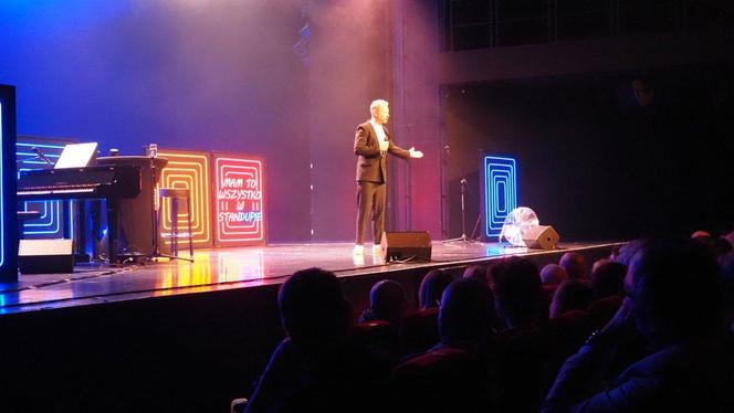 Maciek Stuhr w stand up-ie w Teatrze Rozrywki w Chorzowie