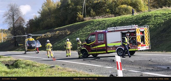 Osobówka zmiażdżona przez tira. W środku zakleszczony 40-latek. Nie udało sięgo ocalić