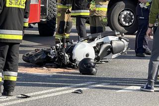 Roztrzaskał się motocyklem o osobówkę, jego kask został na asfalcie. Koszmarny wypadek pod Warszawą