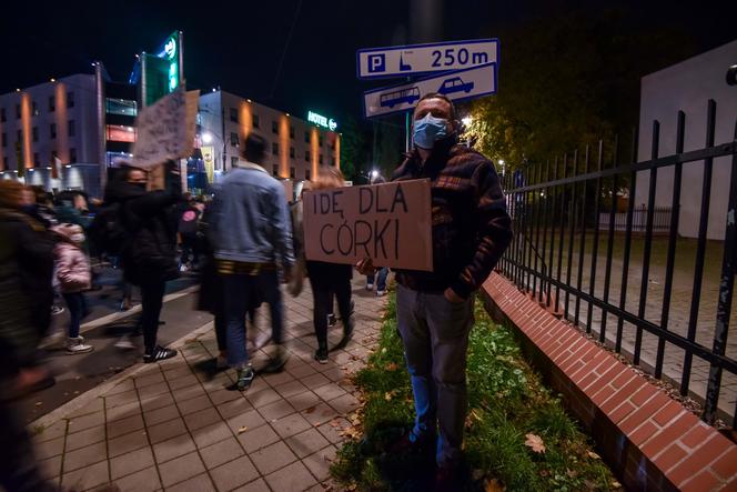 Strajk kobiet w Toruniu. Tańce, straż pod kościołem i wiele więcej - środa (28.10.2020)