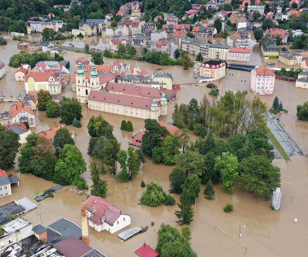 Powódź w Polsce. Miasta walczą ze skutkami powodzi. Dramatyczny widok