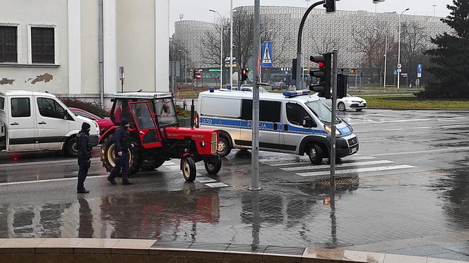 SZOK w centrum Kielc! Traktorzysta w KLAPKACH w rękach policji! Co się stało? [ZDJĘCIA]