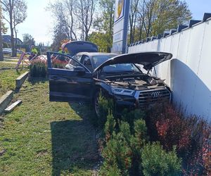 Samochód wjechał w paczkomat, uszkadzając zawór gazu. Przeprowadzono ewakuację 
