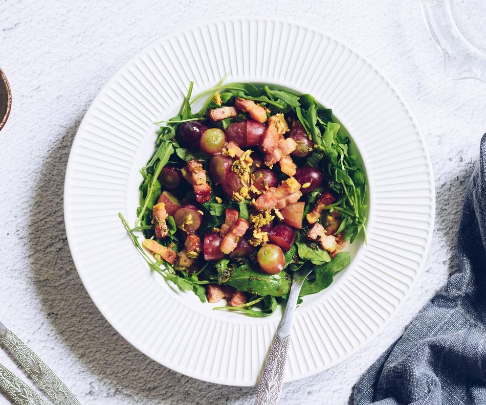 Sałatka z winogronami, serem i orzechami. Idealna na każdą okazję