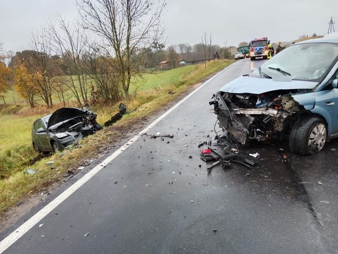 Poważny wypadek w Baranowie. Zderzyły się trzy auta. Wśród rannych 7-letnie dziecko
