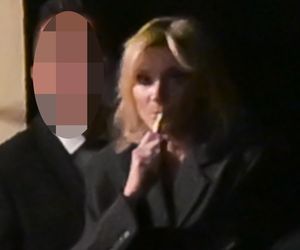Anna Lewandowska w nocy pali elektryczne papierosy