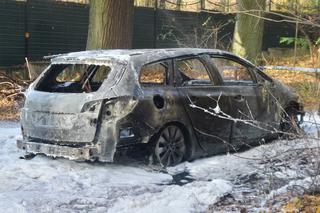 Brutalny napad w Jankach. Ukradli gotówkę i spalili samochód
