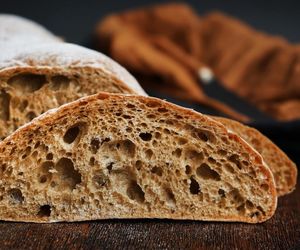 Keto chleb razowy, który smakuje jak tradycyjny. Sprawdź mój przepis na zdrową alternatywę