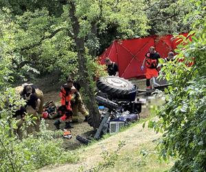 Zginął pod traktorem w centrum Warszawy. Pojazd spadł ze skarpy i przygniótł mężczyznę