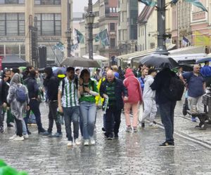 Gorąco przed finałem Ligii Konferencji we Wrocławiu. Tysiące kibiców na Rynku 