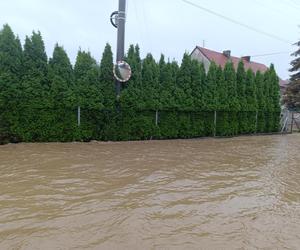 Zagrożenie powodziowe. Głuchołazy. Woda przelała się przez wały. Zalewa miasto