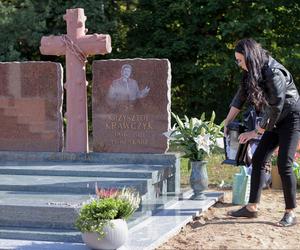 Ewa Krawczyk zadbała o grób męża na święta